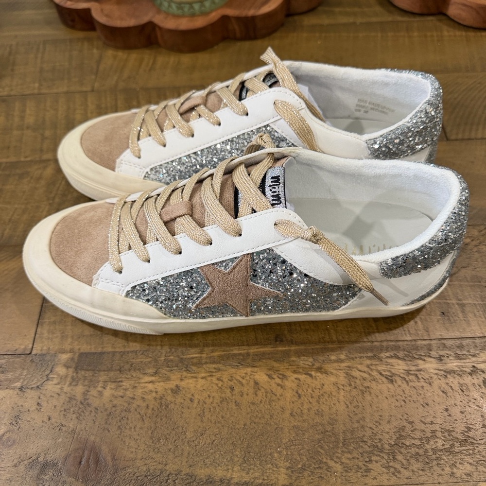 Glitter Accent Women's Sneakers - Beige and White